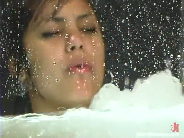 Maya in Waterbondage Video