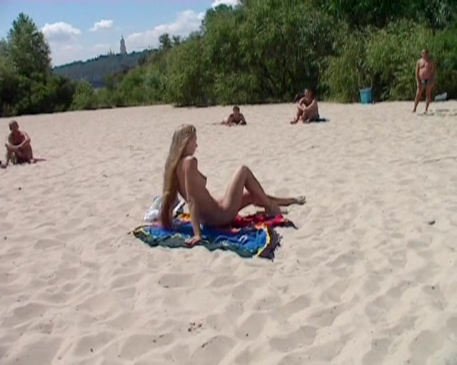Quality video of a nudist girl spreading her thighs 2