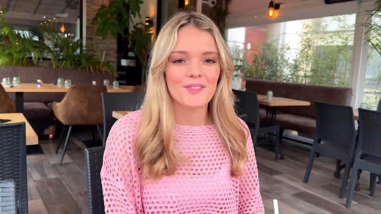 Claudia, 23, young and (very) pretty law student in Bordeaux! - Jacquie et Michel TV