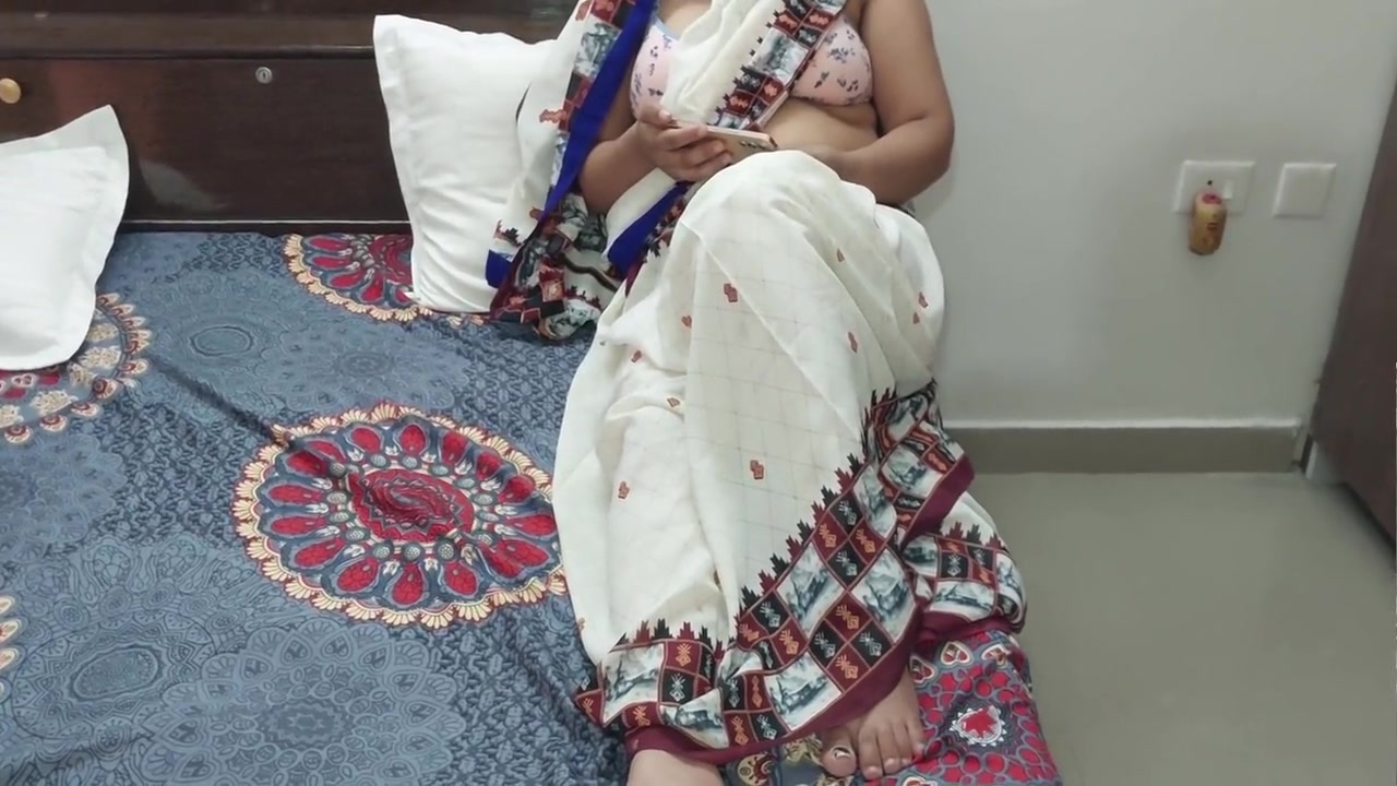 Jab Ghar Par Malkin Akele Porn Dekh Rahi Thi Tab Nokar Ne Chut Choudai Ki