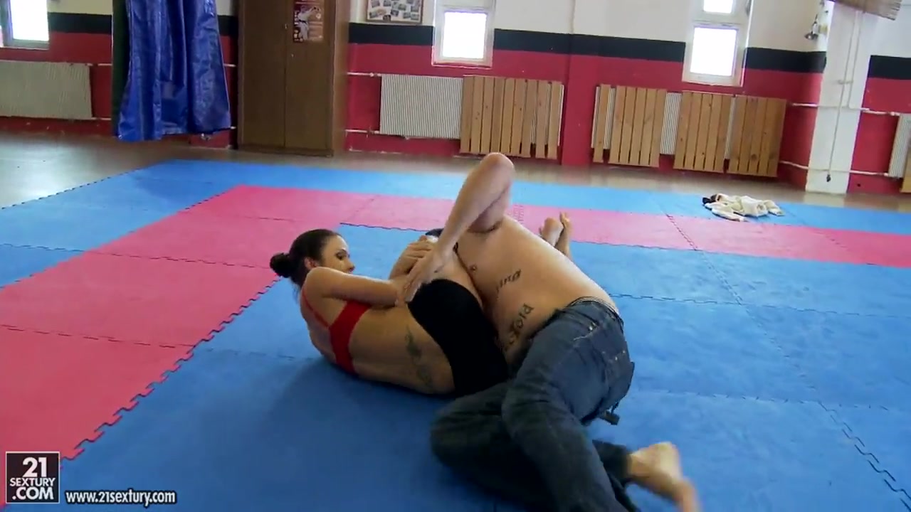 Nude club fighting presents Kerry vs Mira Cuckold.