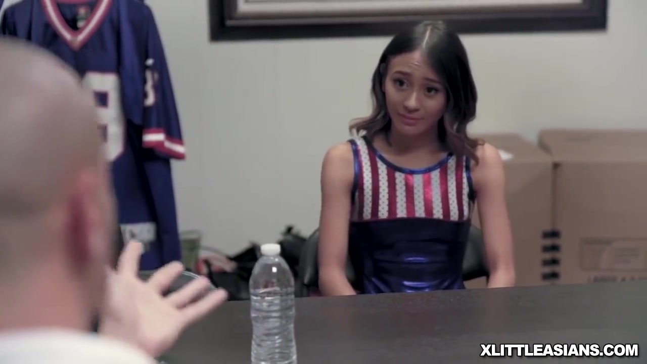 Asian teens 18+ Pussy Gets Nice And Wet As The Coach Slides