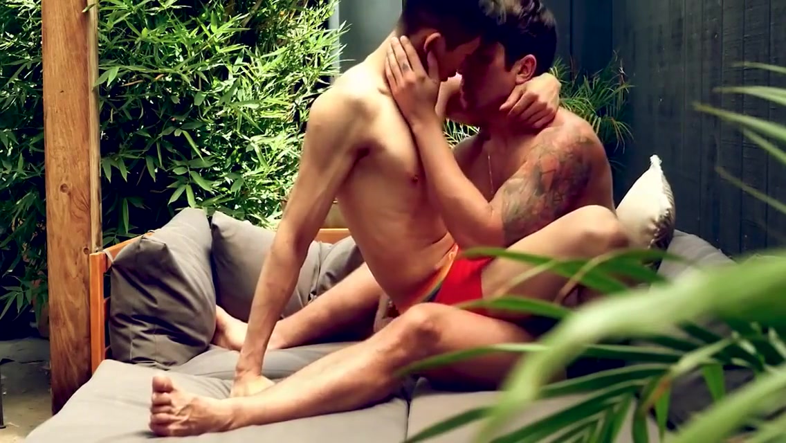 Asian Bottom Barebacked Outdoor By White Muscled Stud 5 Min - Gay Porn