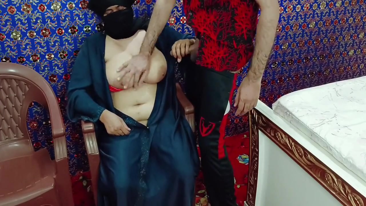 Big Round Boobs Muslim Milf Caught My Dick And She Wants Sex With Me In Waiting Room