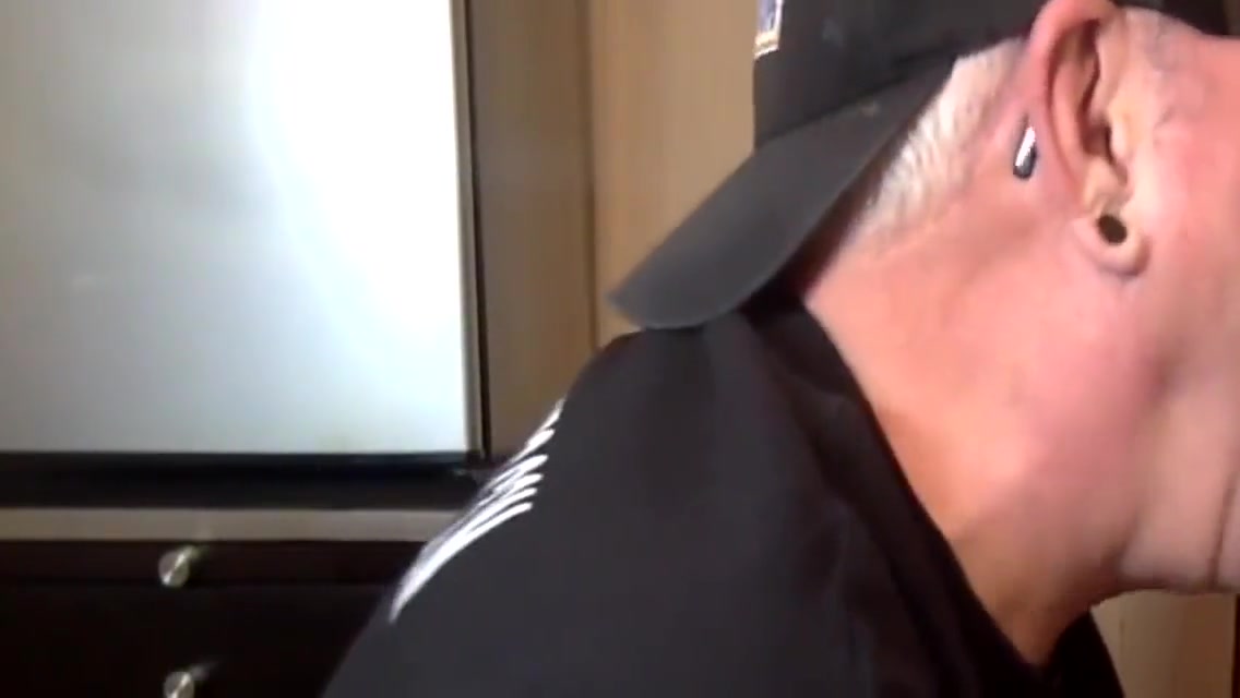 Homemade Gloryhole Dilf Sucking And Tugging Cock In Closeup 7 Min - Gay Porn