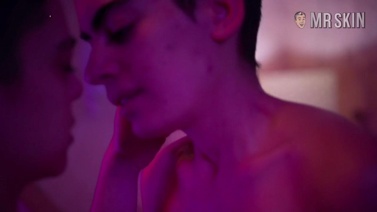 19-YO Thomasin McKenzie's Nude Debut & Kirsten Dunst's HUGE Boobs - Mr.Skin
