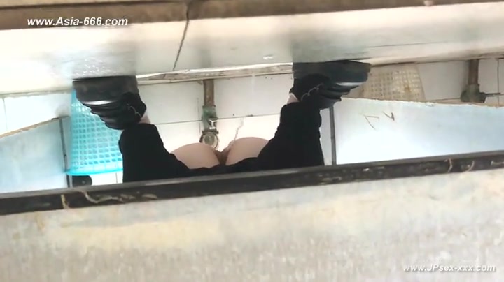 chinese girls go to toilet.60