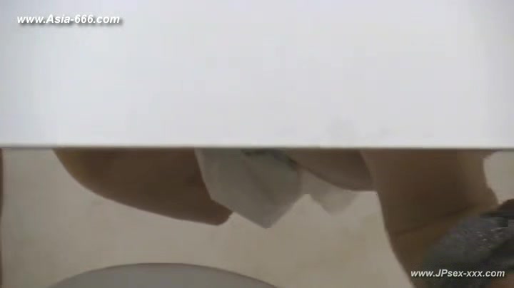 chinese girls go to toilet.136