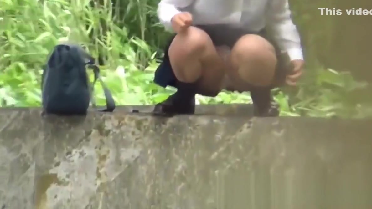 Cute Japanse with pigtails pisses in the wind