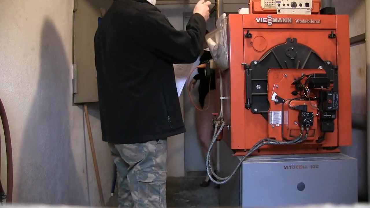 German Milf Fucks A Mechanic Spontaneously In The Basement