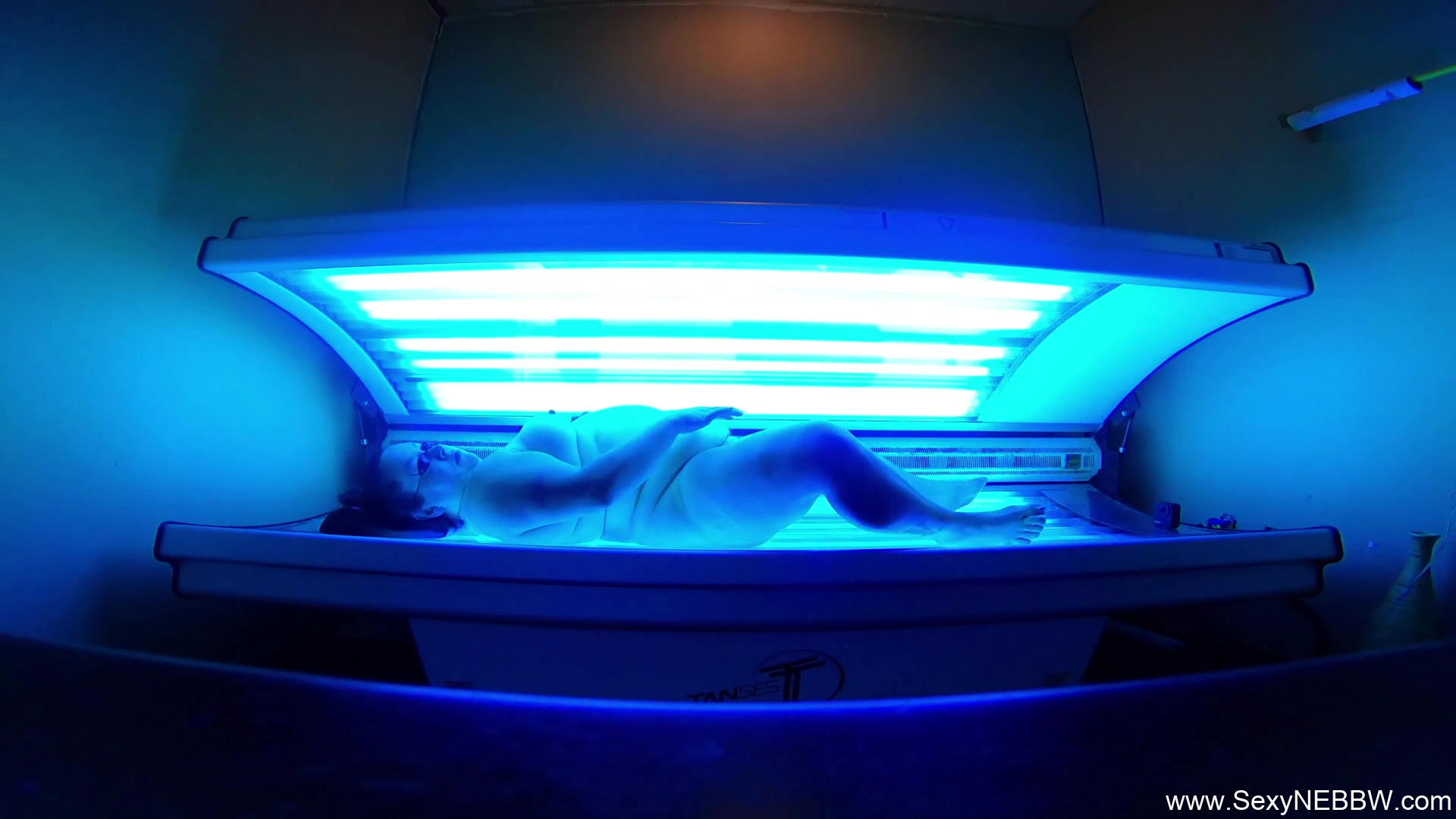 Sexy Bbw Playing Public Tanning Bed - Sexynebbw