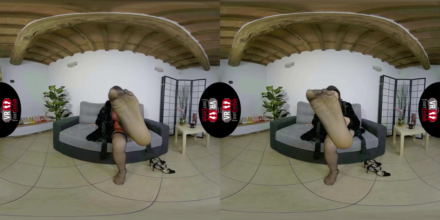 Hot sexy toes of Petra wiggle and spread right in your face in virtual reality - VRFootFetish