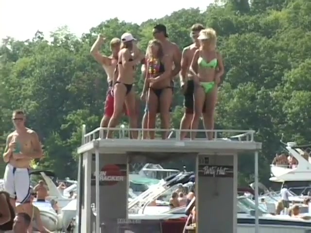 Girls Flash Their Tits For Beads