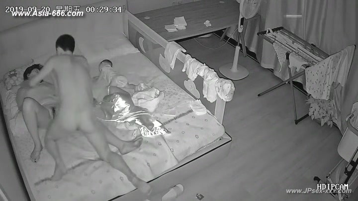 Hackers use the camera to remote monitoring of a lover's home life.357_2