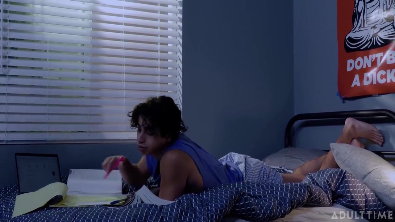 Shane Cook And Gabe Bradshaw In Anal Adventures In College