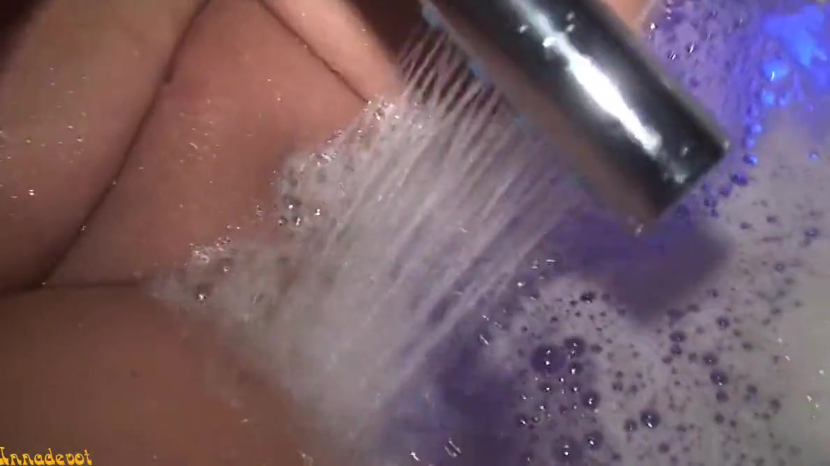 Wet Cunt In The Bathtub