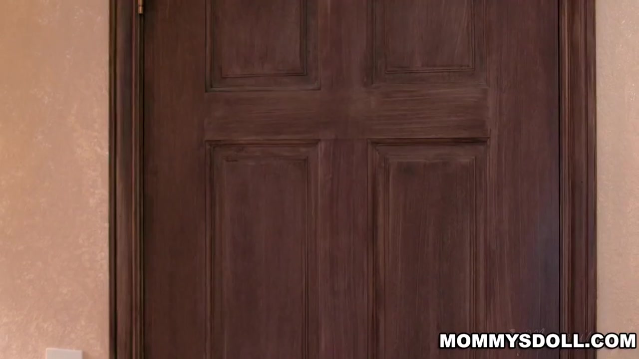 Stepmom And Stepdaughters Hot Bathroom Scene - Hazel Moore And Jessica Ryan