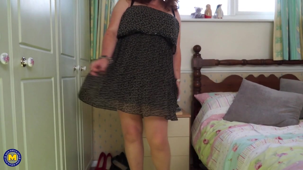 Busty British Housewife Gilly Shows Off Her Big Boobs And Butt And Masturbates! - MatureNl