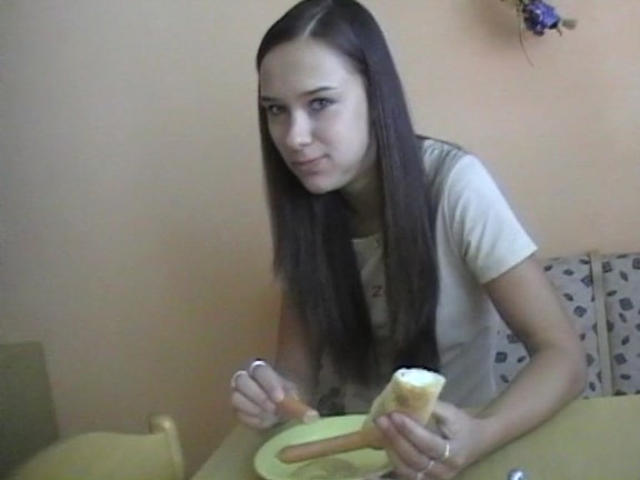 Cute non-professional girlfriend fed with large weenie in the morning