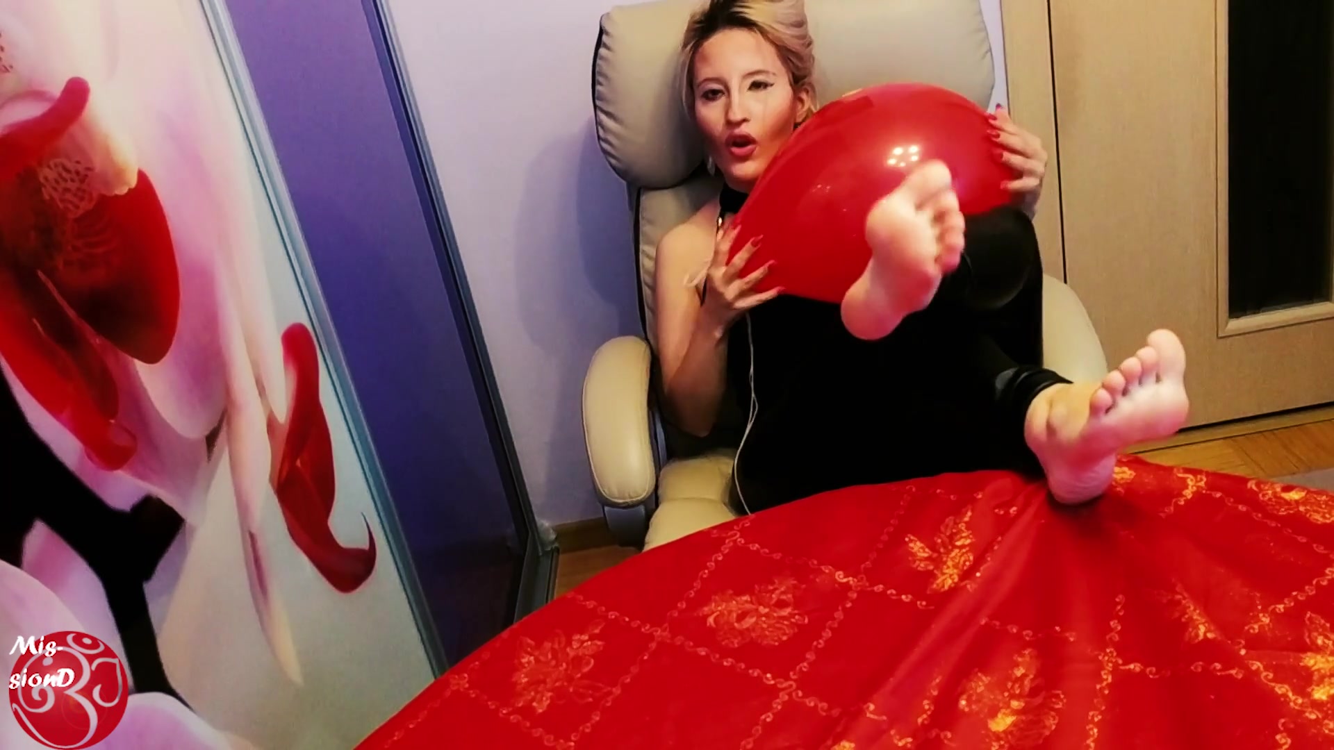Red Balloon Feet Play - Sex Movies Featuring Findom Goaldigger