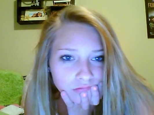 Young blonde babe shoves three fingers at time