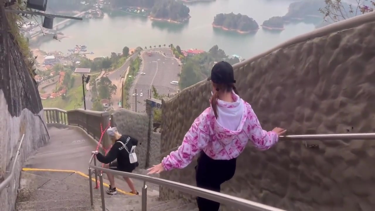 Katy B Ke Le Da Gran Mamada A Turista En La Piedra Del Penon, Guatape, Antioquia Y Es Descubierta Por La Policia Colombiana 4 Min
