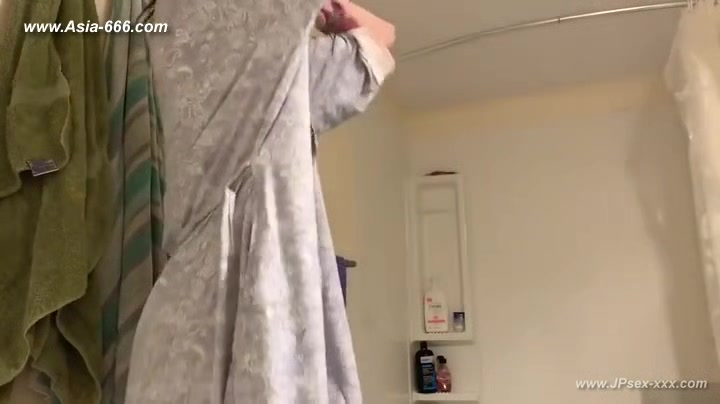 blonde girls shower.5