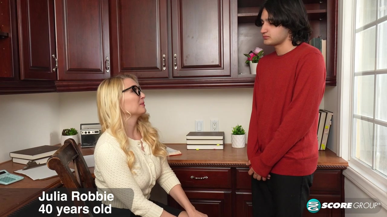 40-year-old beauty Julia Robbie fucks a 21-year-old