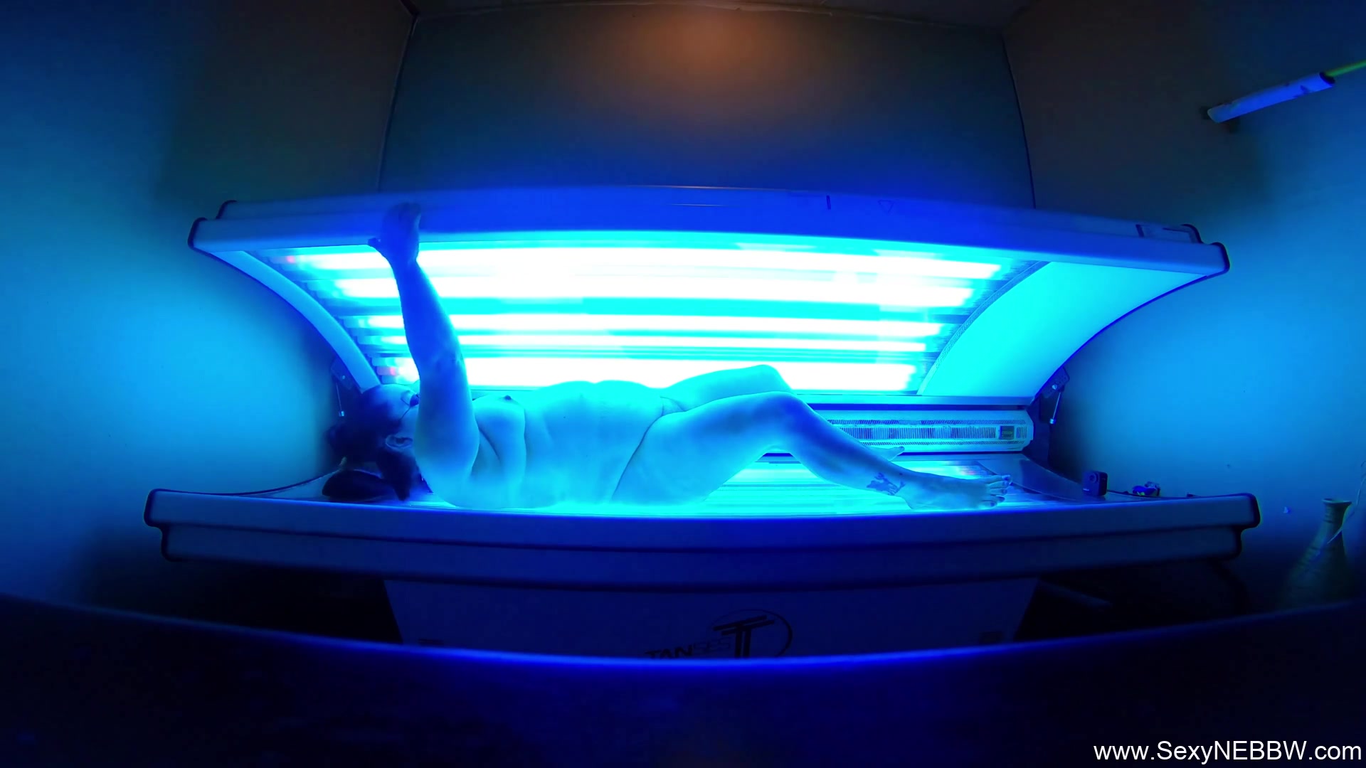 Sexy Bbw Playing Public Tanning Bed - Sexynebbw