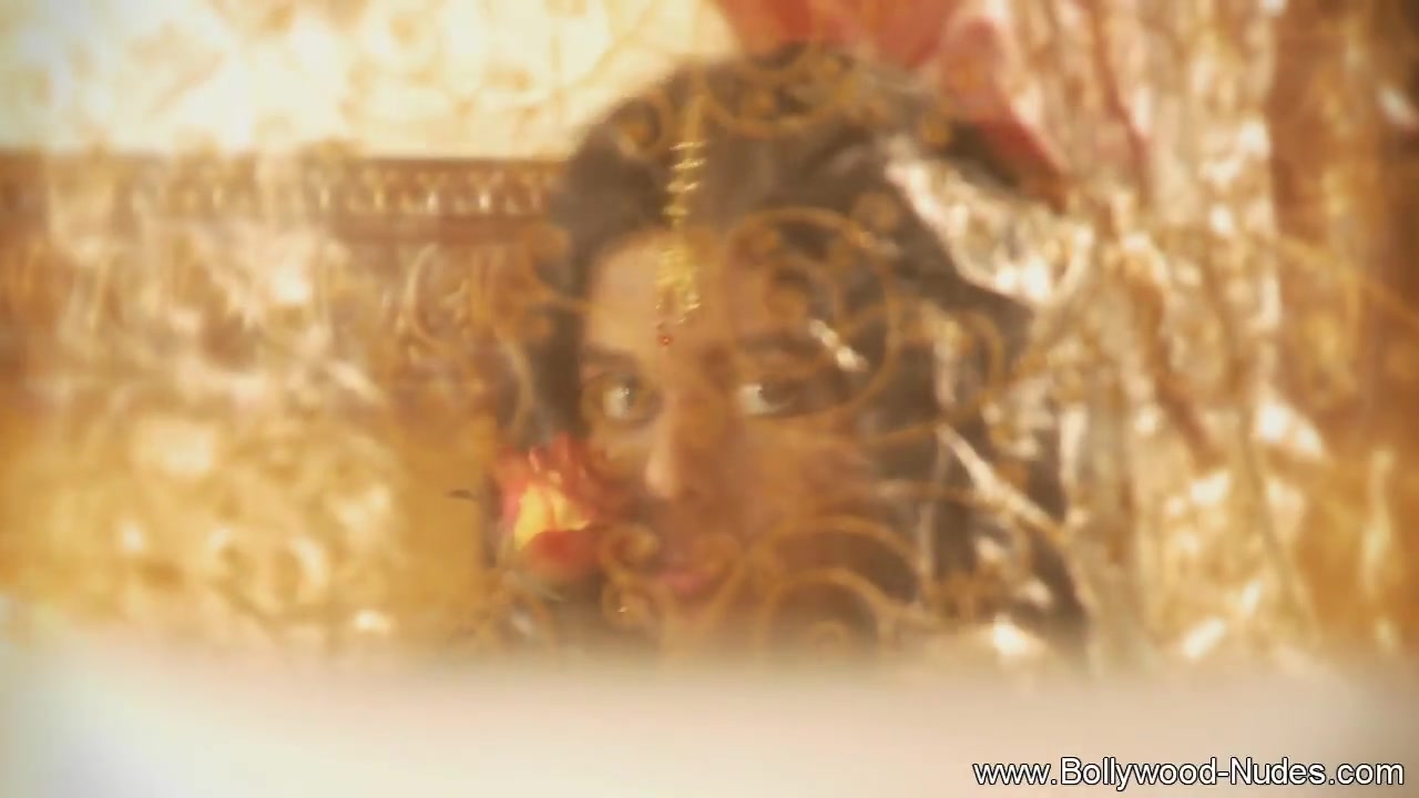 A daring Indian Lady dancing with a seductive way of showing her naked body