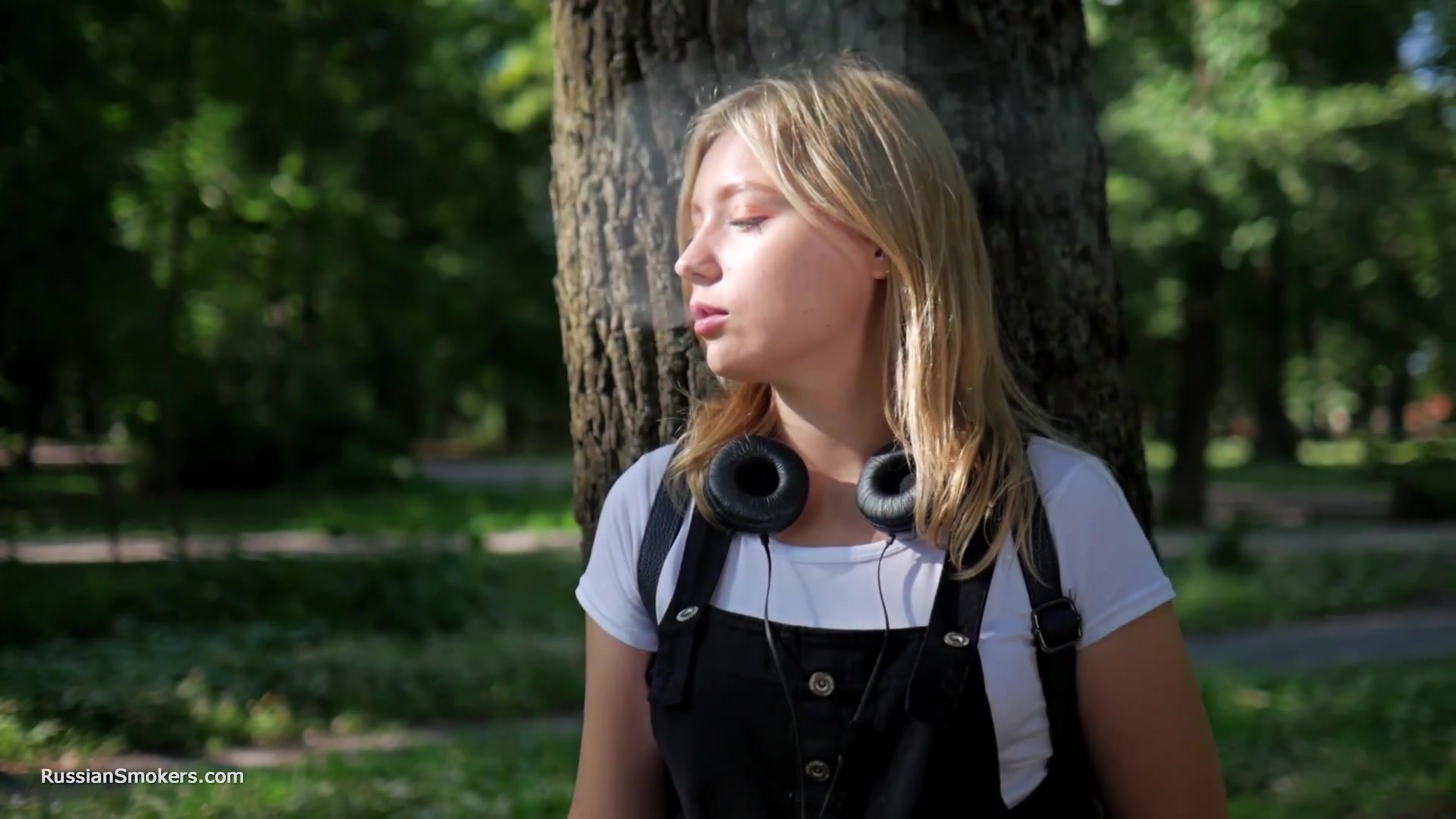 Sweet Polina Is Smoking 120mm Cork Cigarettes In The Park