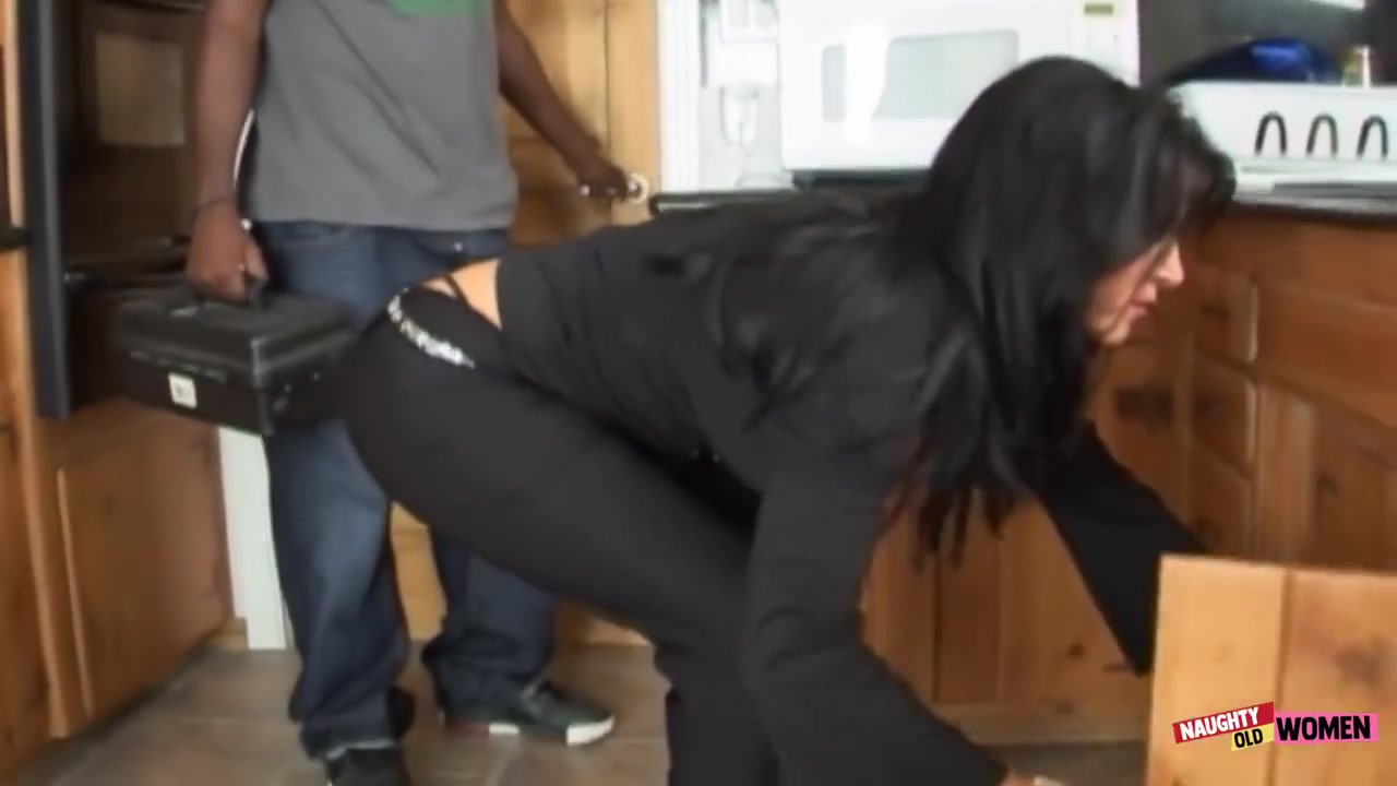 Handyman With Bbc Shows Up Right In Time For Deep Cleaning Of A Mature Snatch