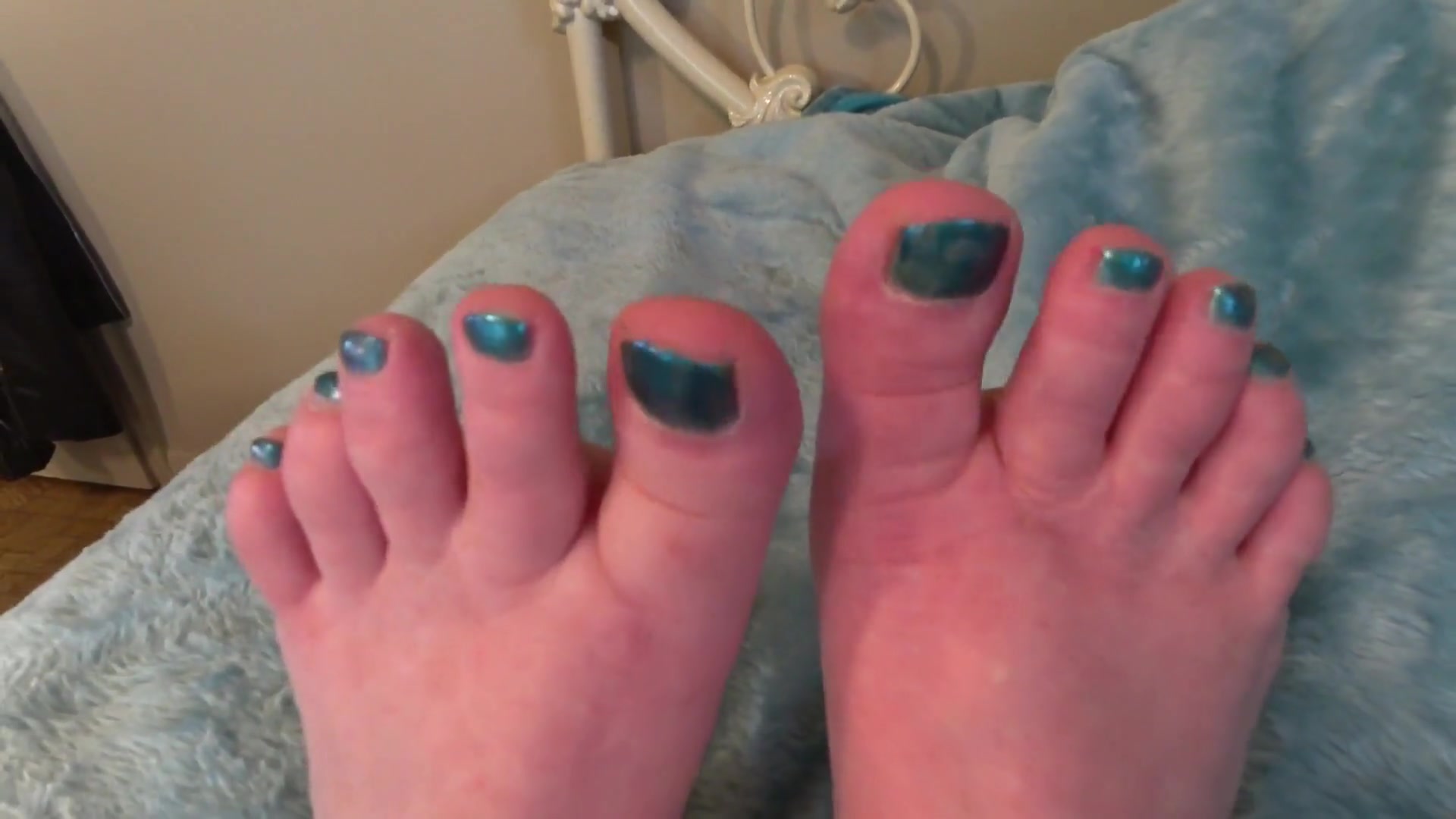 Sexy Toes To Worship, Wrinkled Soles To Lick - TacAmateurs