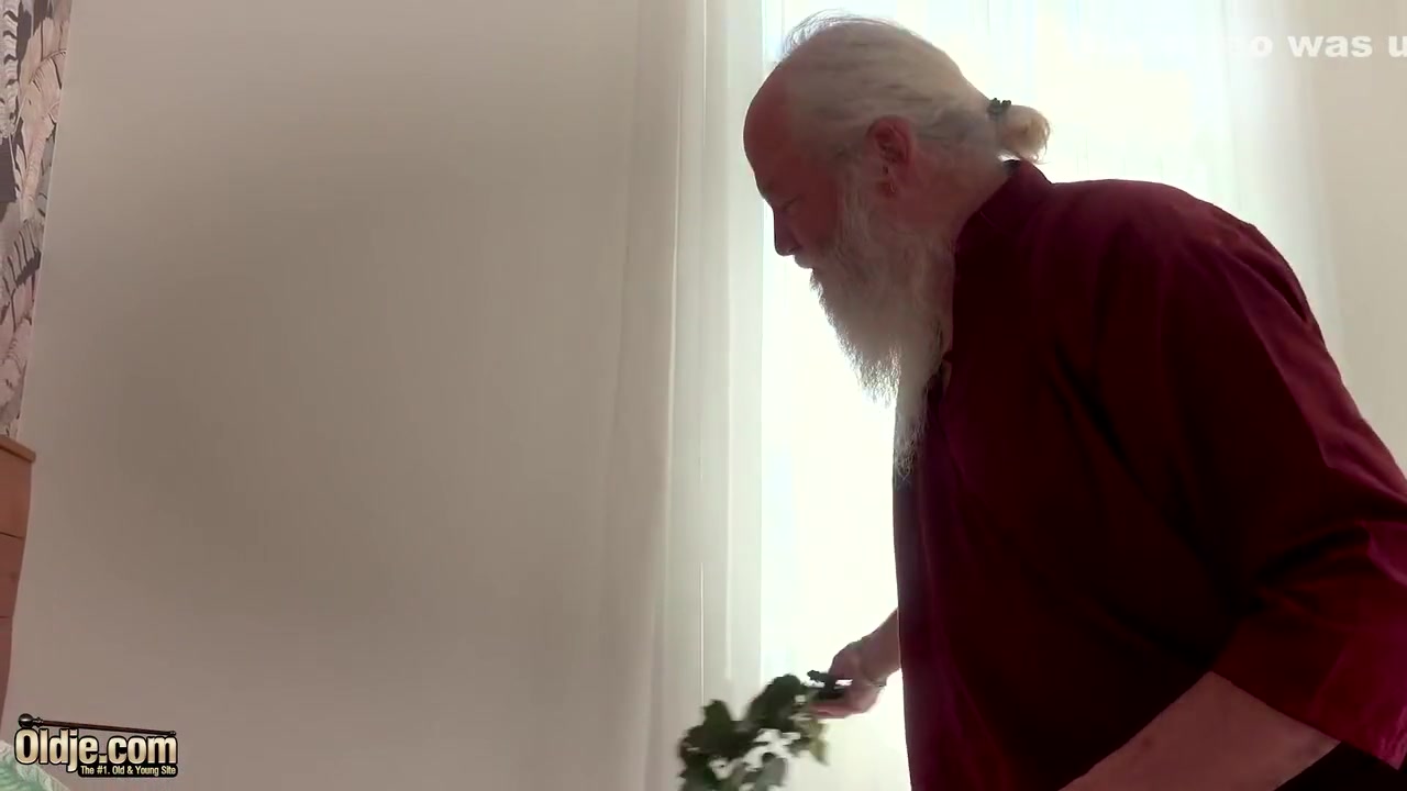 Hot Teenie Has Sex With Old Man With White Beard