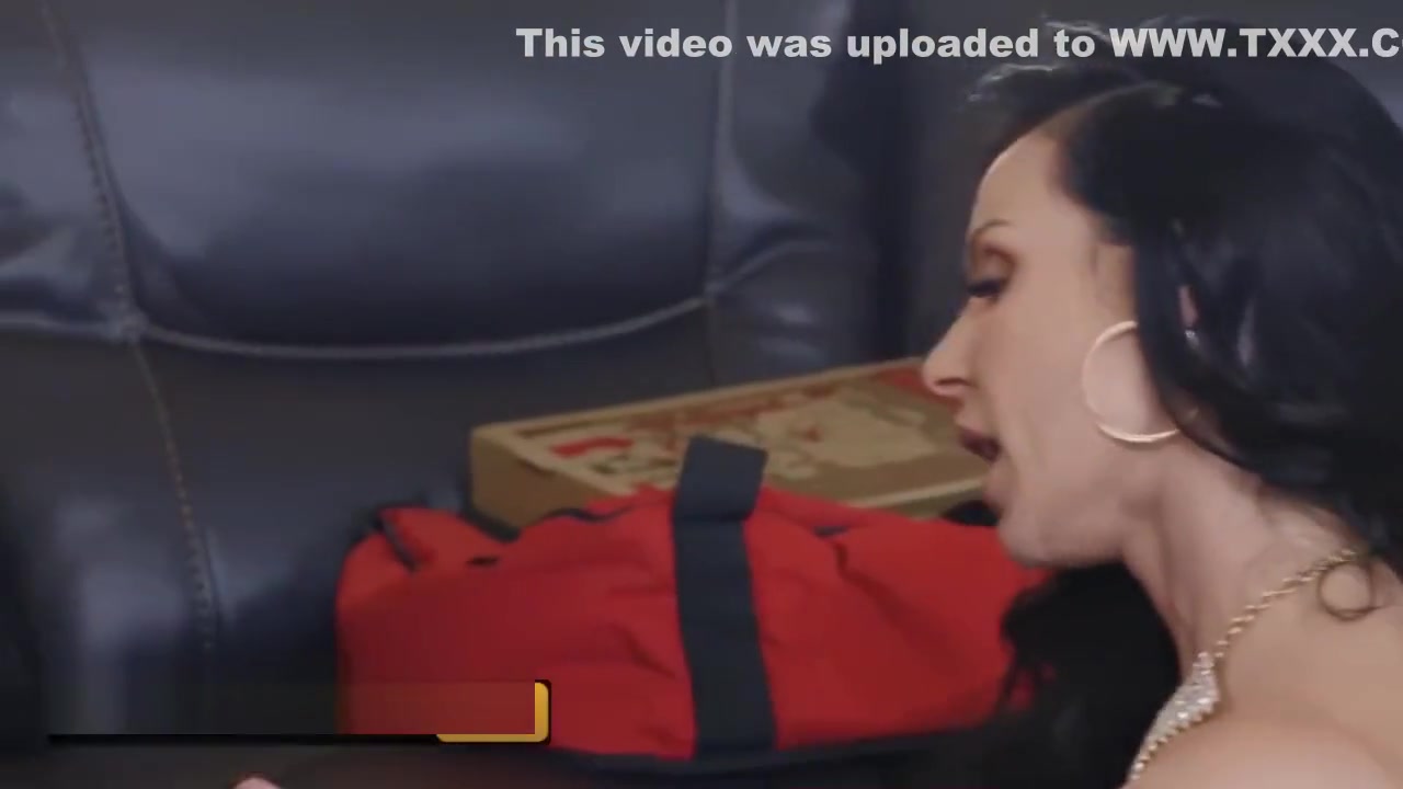 Brazzers - Big tit milf Kendra Lust fucks the pizza boy
