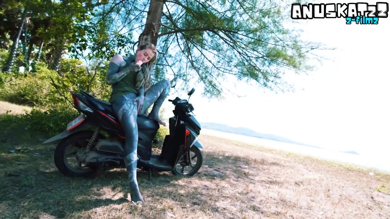 Public Squirting In The Nature - Anal Play From Tattoo Slut