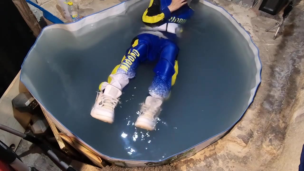 Sneaker skater sagger wet gear