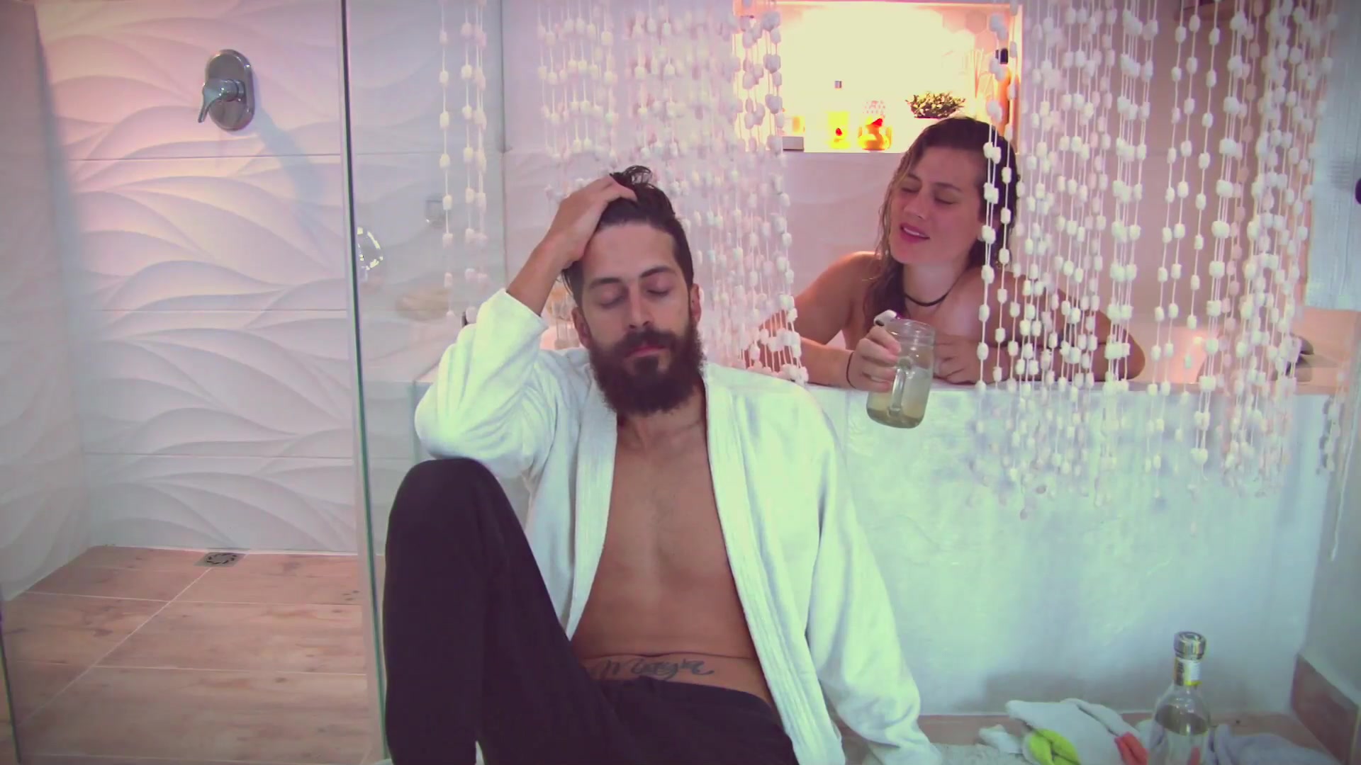 Una Ducha Luego De Las Fiestas - Sex Movies Featuring Andrea Garcia