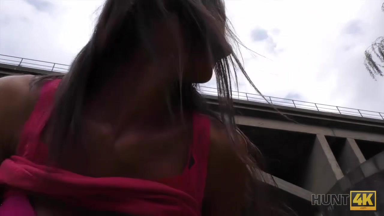 HUNT4K. Chick willigt ein, Sex gegen Geld vor ihrem BF zu haben
