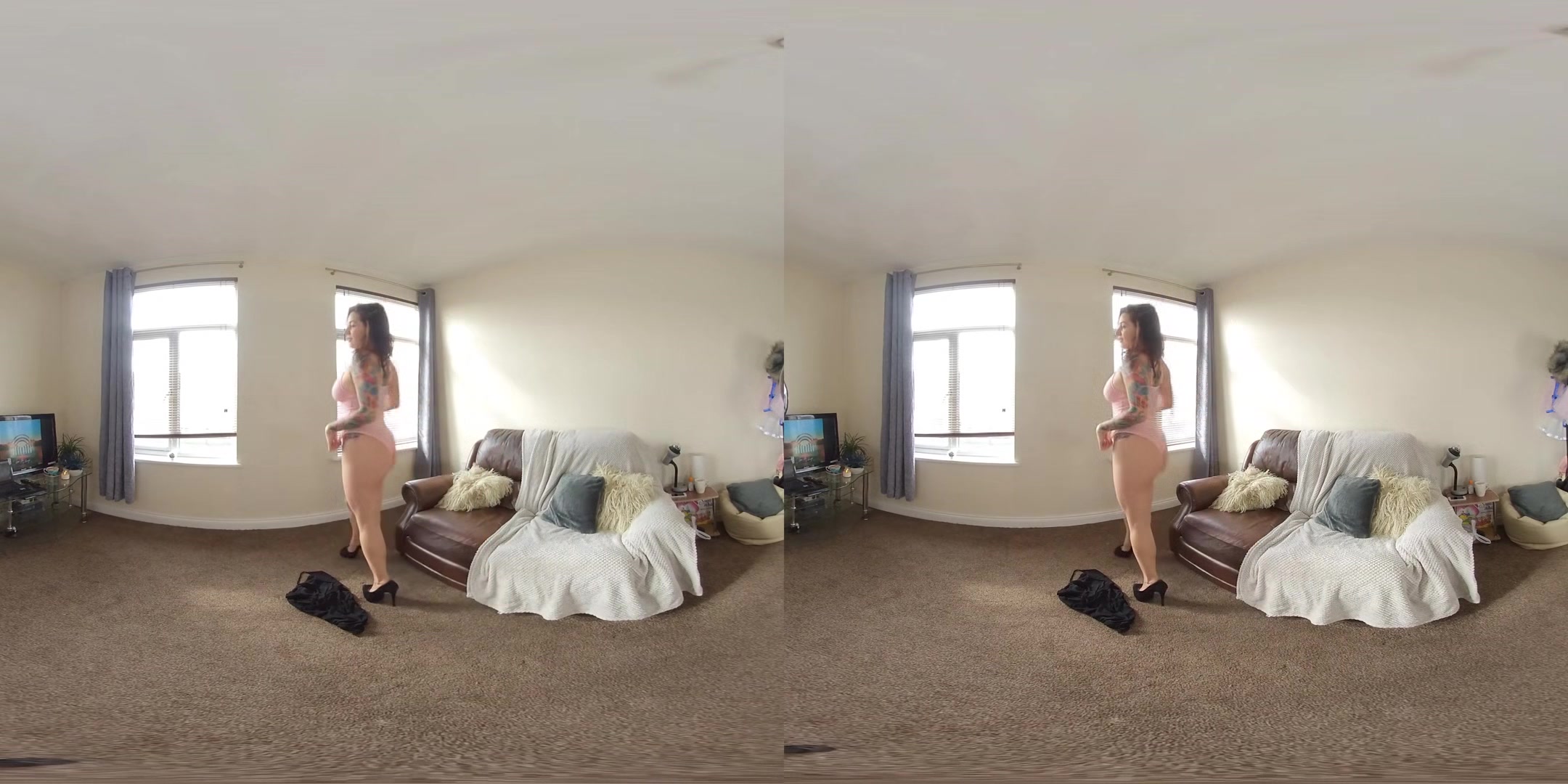 Roxy Love, British Alt Model Enjoys A Daytime Strip