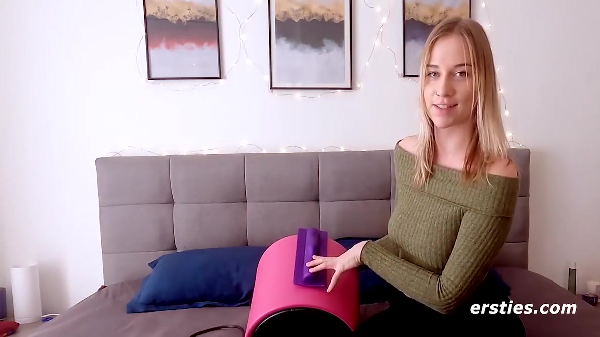 Sirena Rides Her New Sybian To Climax