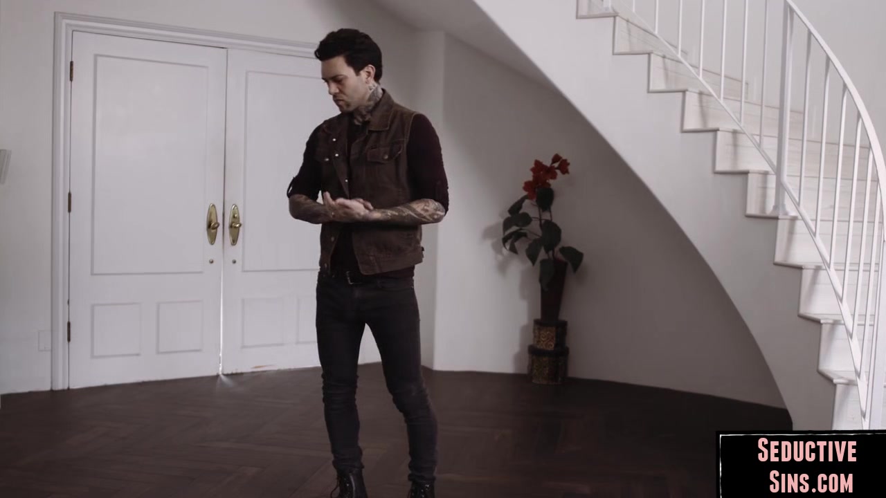 Babe sucks cheating rockstars cock before sex