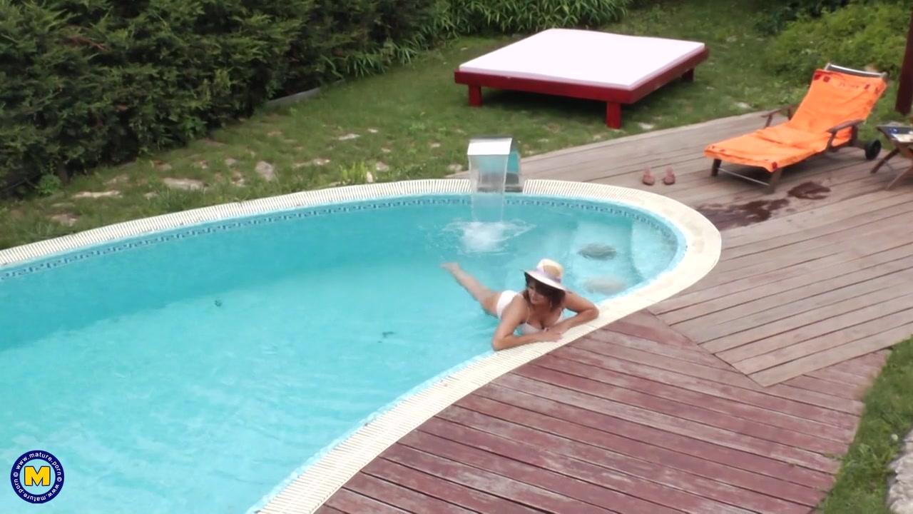 Sexy Granny Gigi Loves Masturbating At The Pool - MatureNL