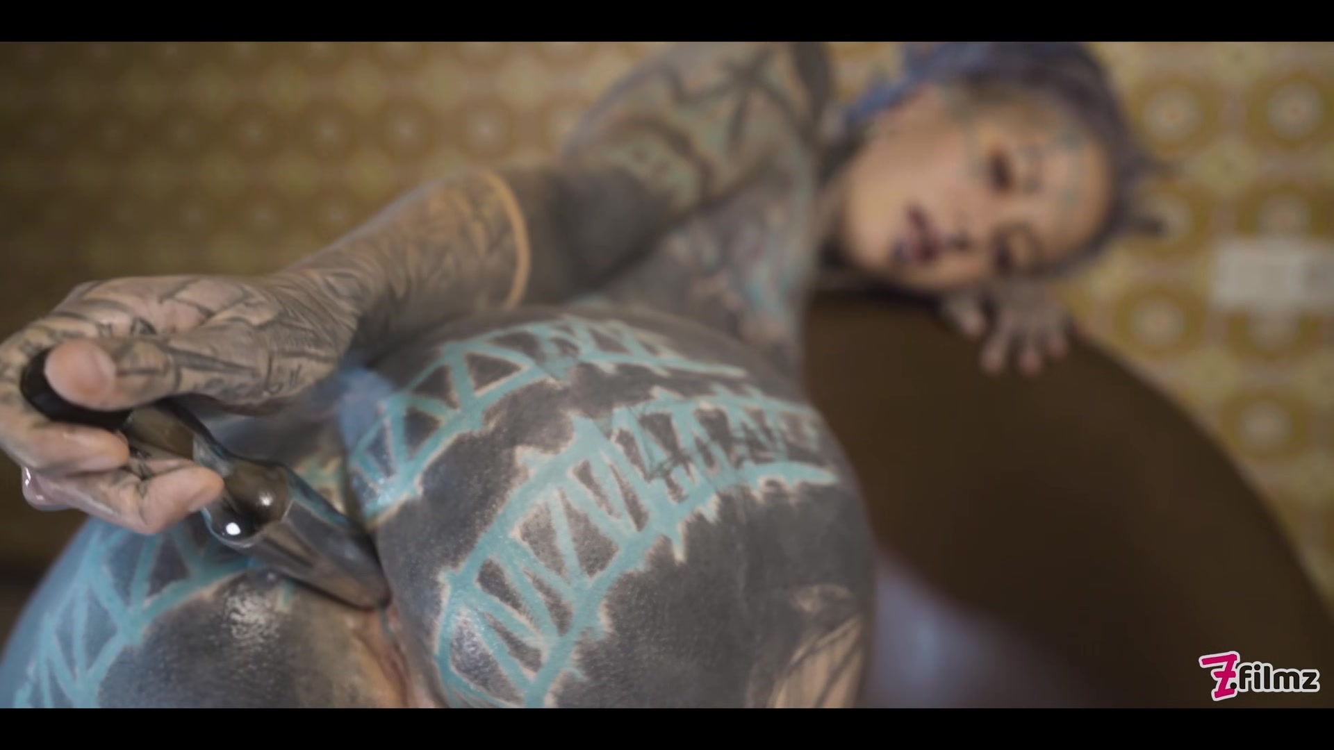 Tattooed teen 18+ Testing Fuck Machine With Her Anal