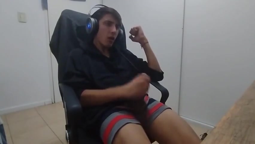 Garom Argentino Se Lambuzando Na Punheta!!!