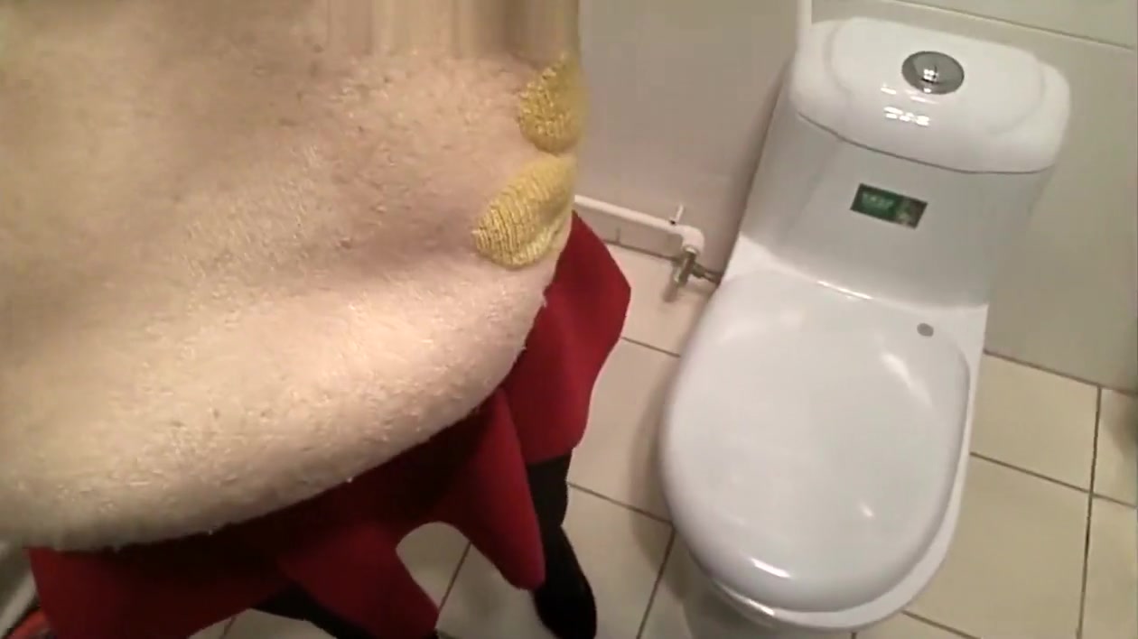 Une jolie petite chinoise baisée dans les wc