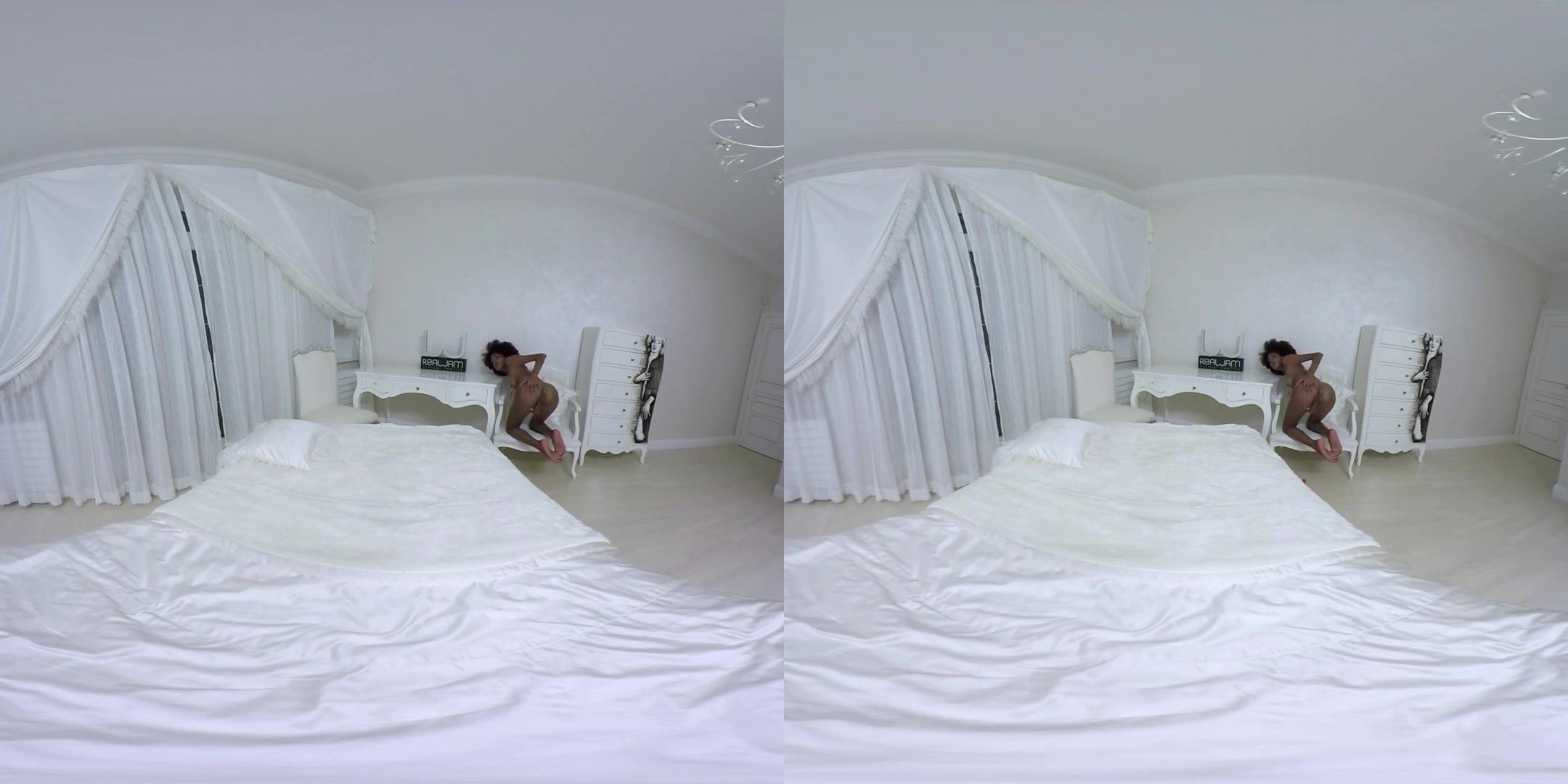 Luna on the Bed - RealJamVR