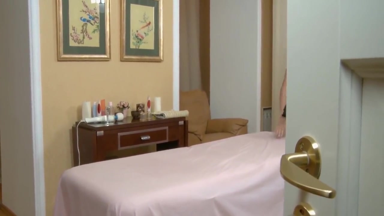 Masseur Seduce Blond teen 18+ For Sex