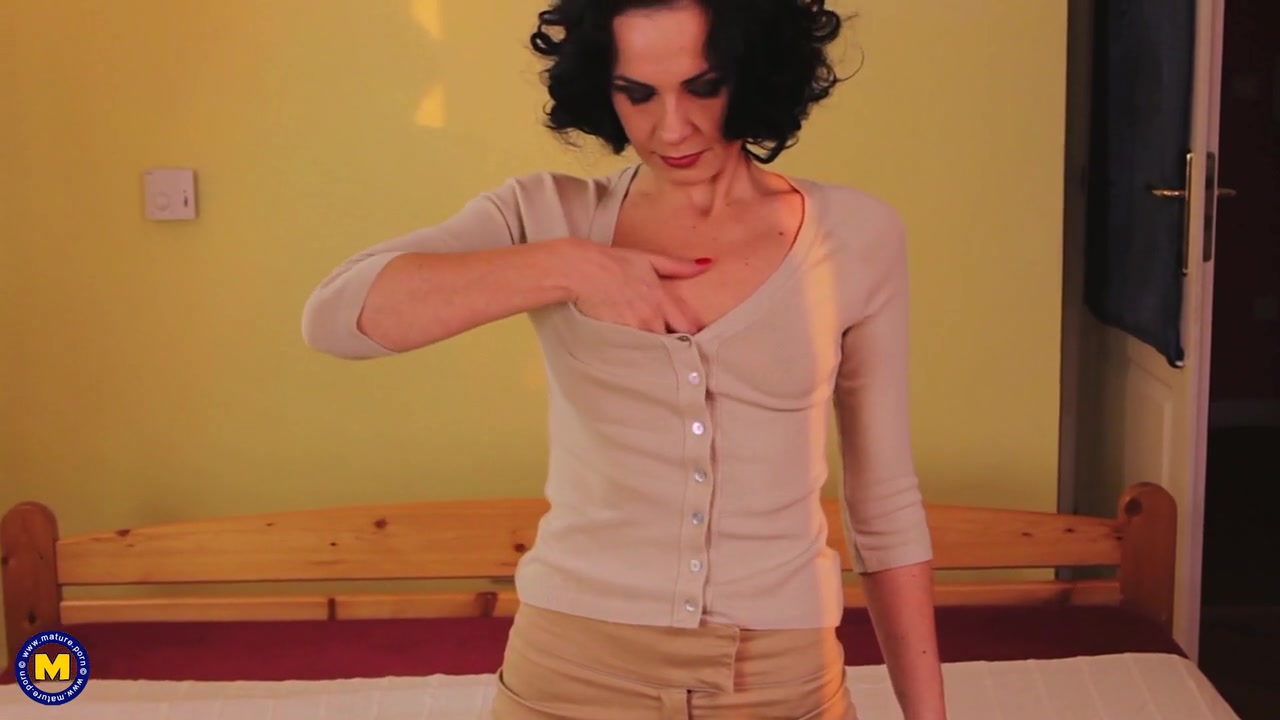 Skinny Housewife Beeing Naughty At Home - MatureNL