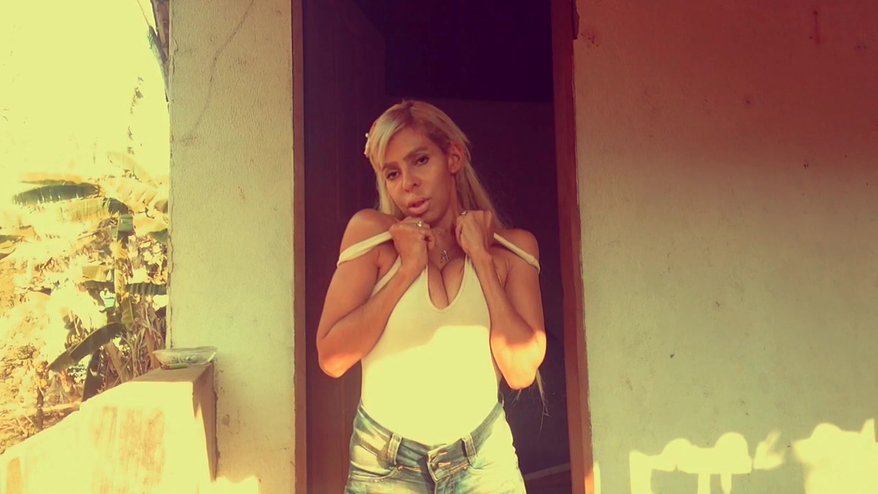 Buns In The Sun - Carlabrazil